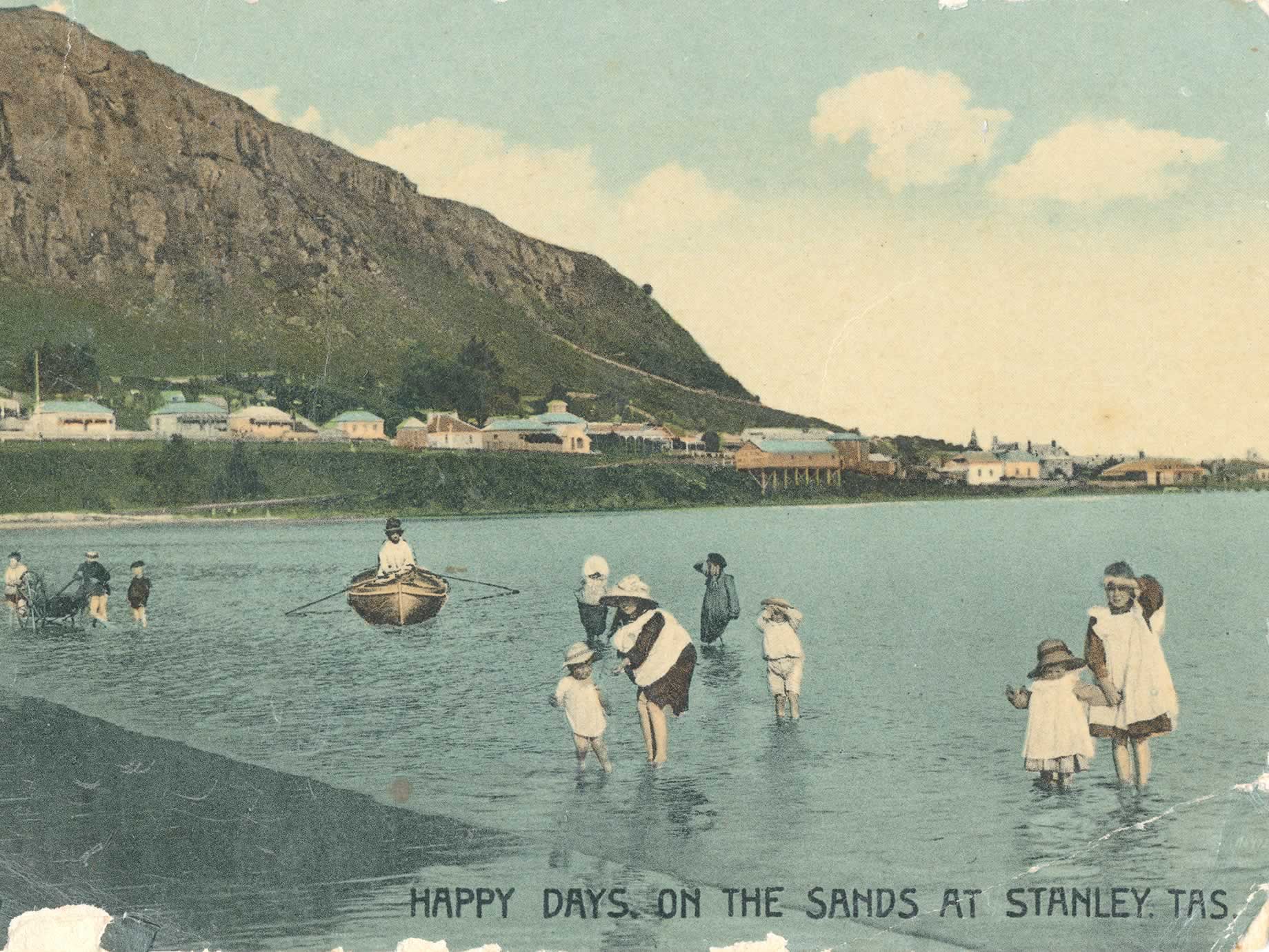 明信片式的老照片，几家人在 Sawyer Bay 的海水中嬉戏，约于 1910 年