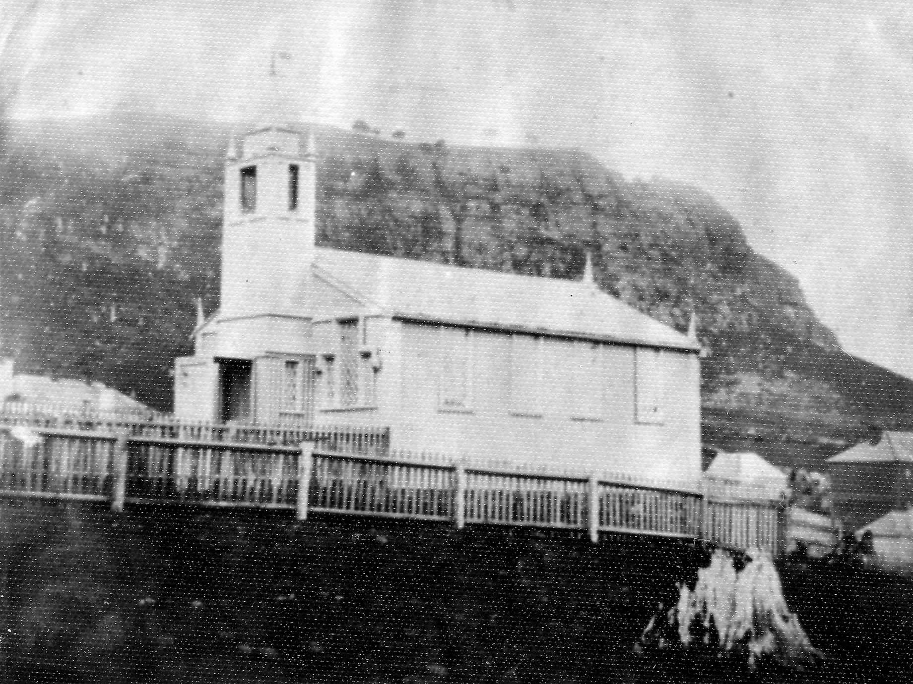 Presbyterianische Kirche St. James mit The Nut im Hintergrund