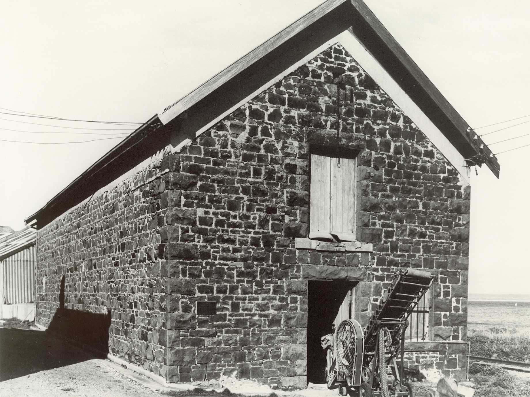 Der aus Blaustein erbaute Bond Store, c1960