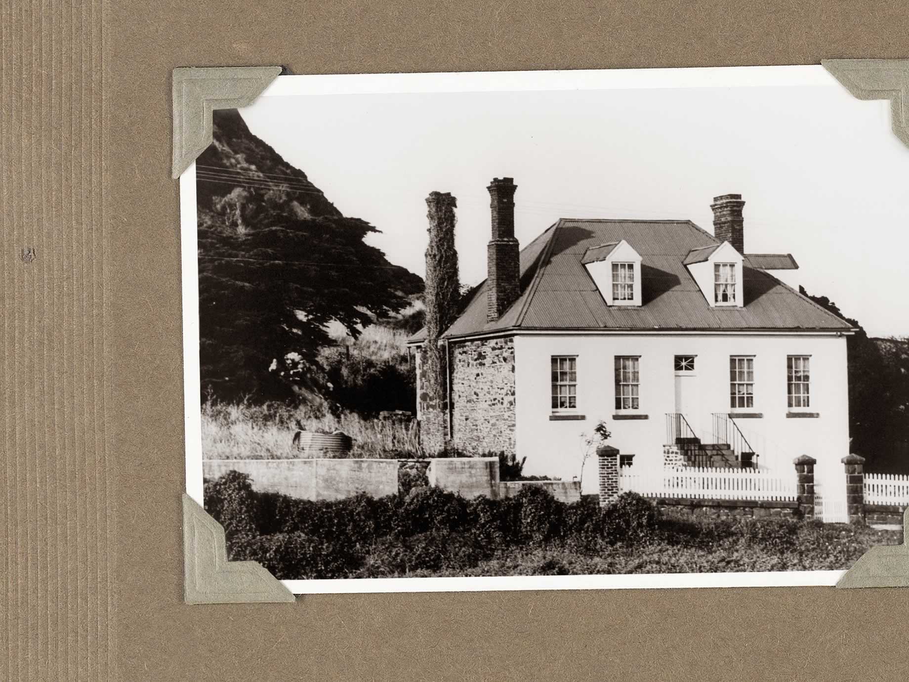 D'abord connue comme « Ivydene », Poet’s Cottage fut la demeure familiale du jeune Bill Mollison, père du mouvement de la permaculture.