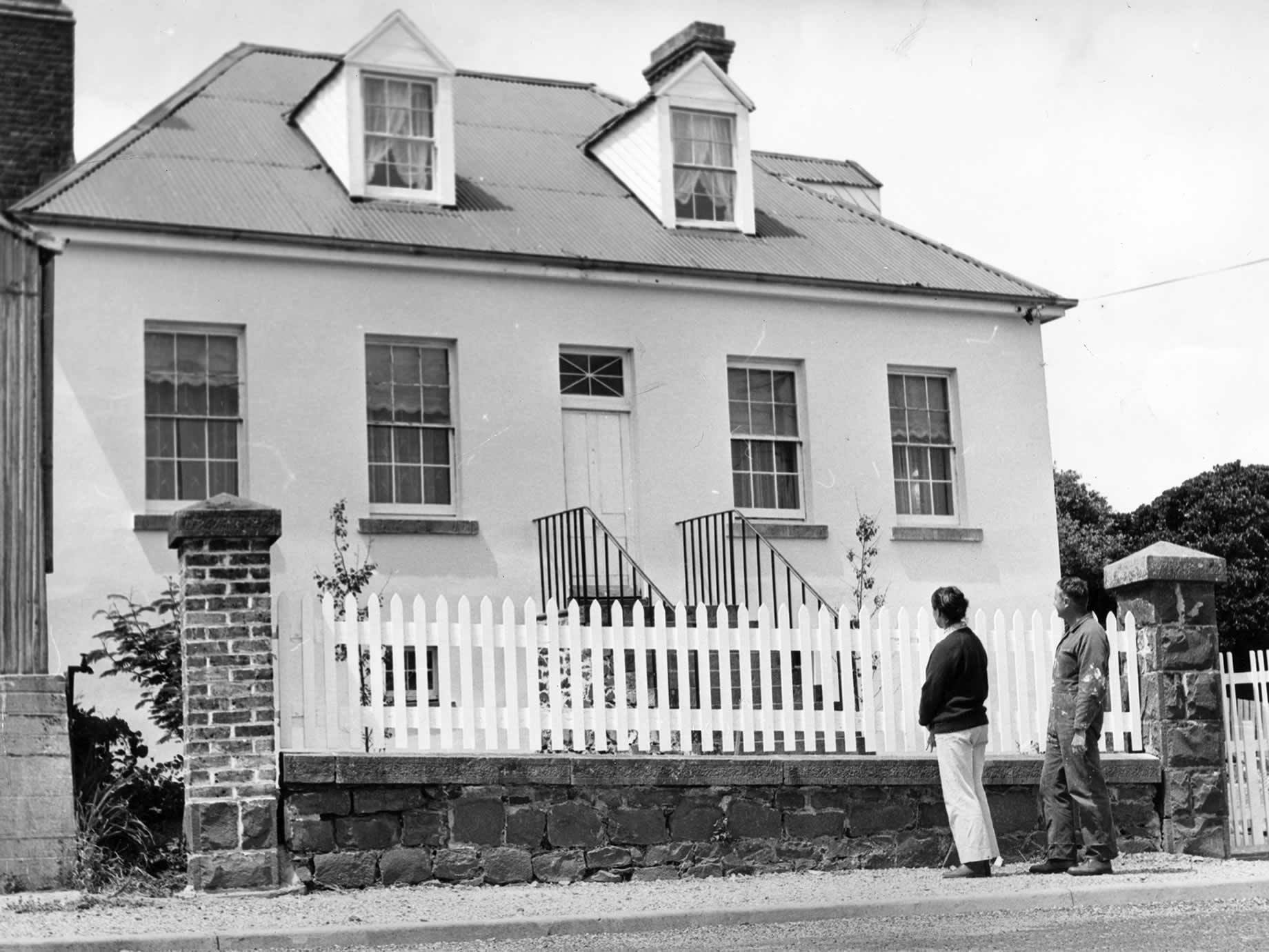 Des habitants passent devant Poet’s Cottage