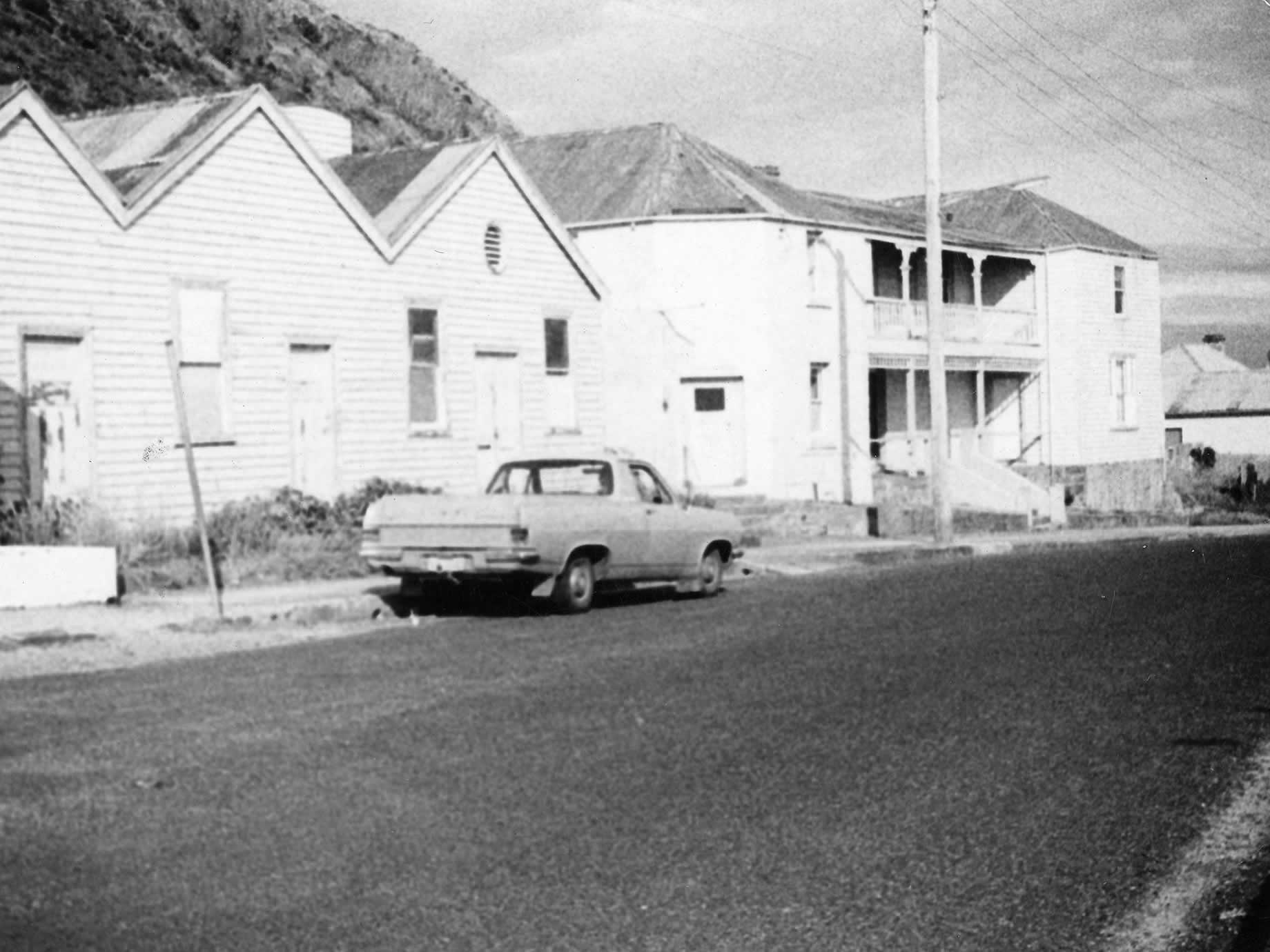 Le Bay View Hotel sur la droite, vers 1980