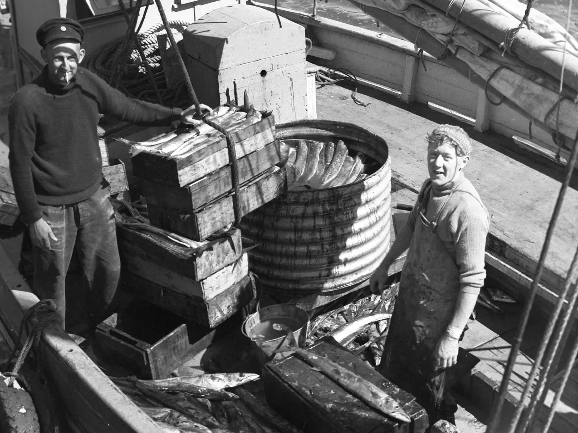 渔民们在海伦号的甲板上工作，20 世纪 20 年代