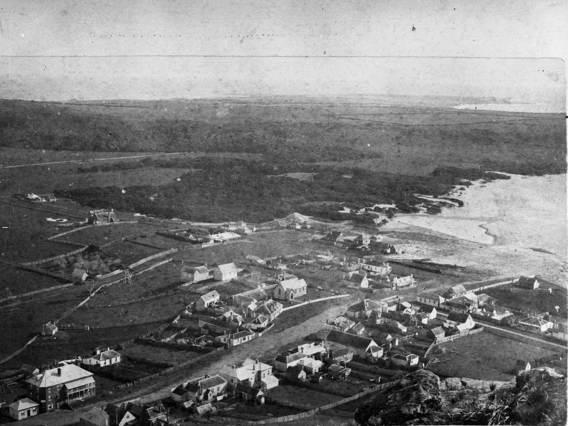 Ansicht der Gemeinde in der Nähe des Strandes und ihrer Umgebung, aufgenommen von The Nut 