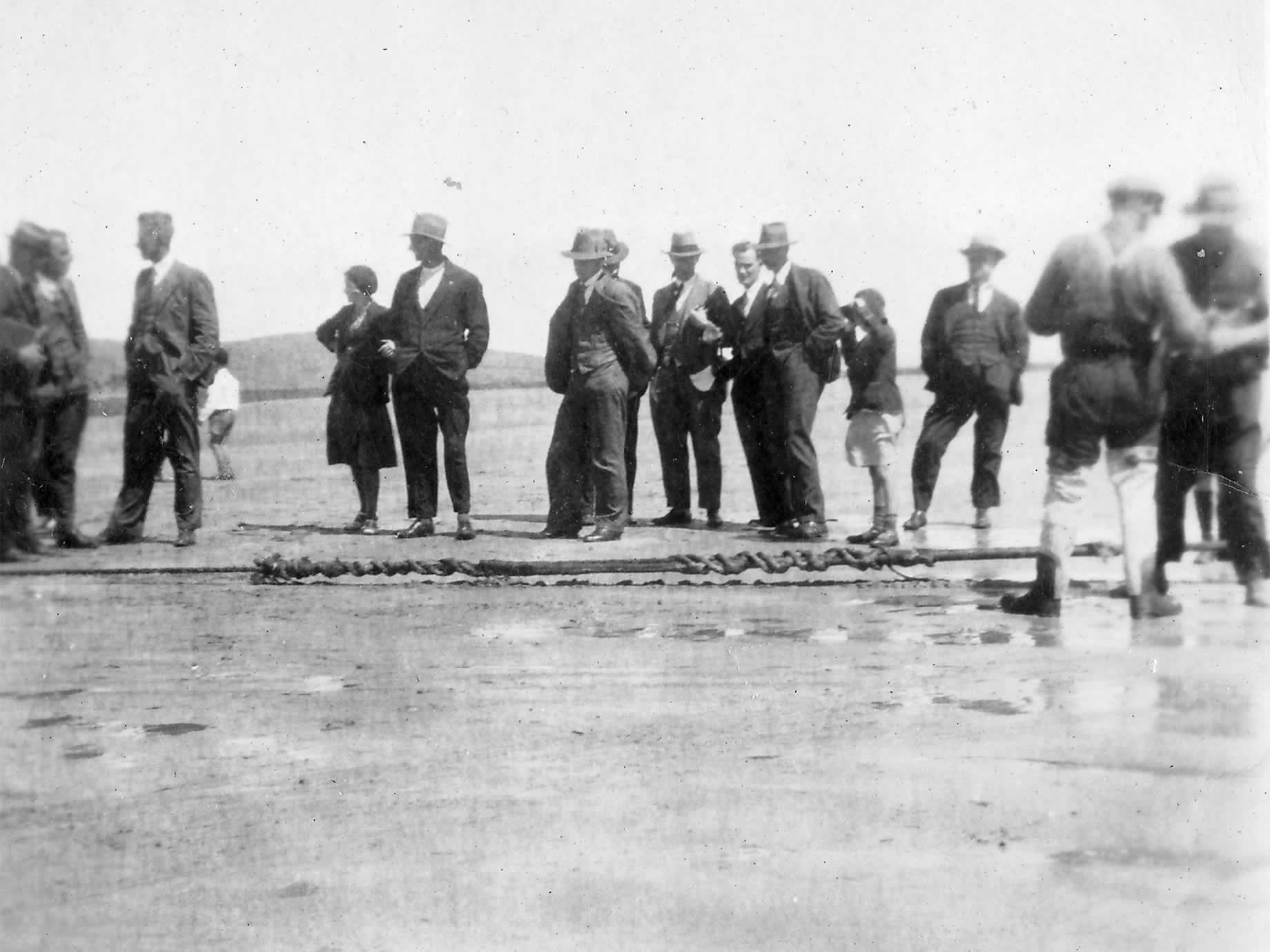 Le câble de télécommunication qui fournit la première liaison entre la Tasmanie et l'île d'Australie en 1936. Meg, jeune, se trouve parmi la foule